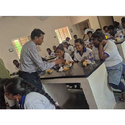 29-09-2026 பள்ளிக் குழந்தைகளுக்கு அன்னதானம் தண்ணிர் பாட்டில் ஸ்வீட் வழங்கும் விழா